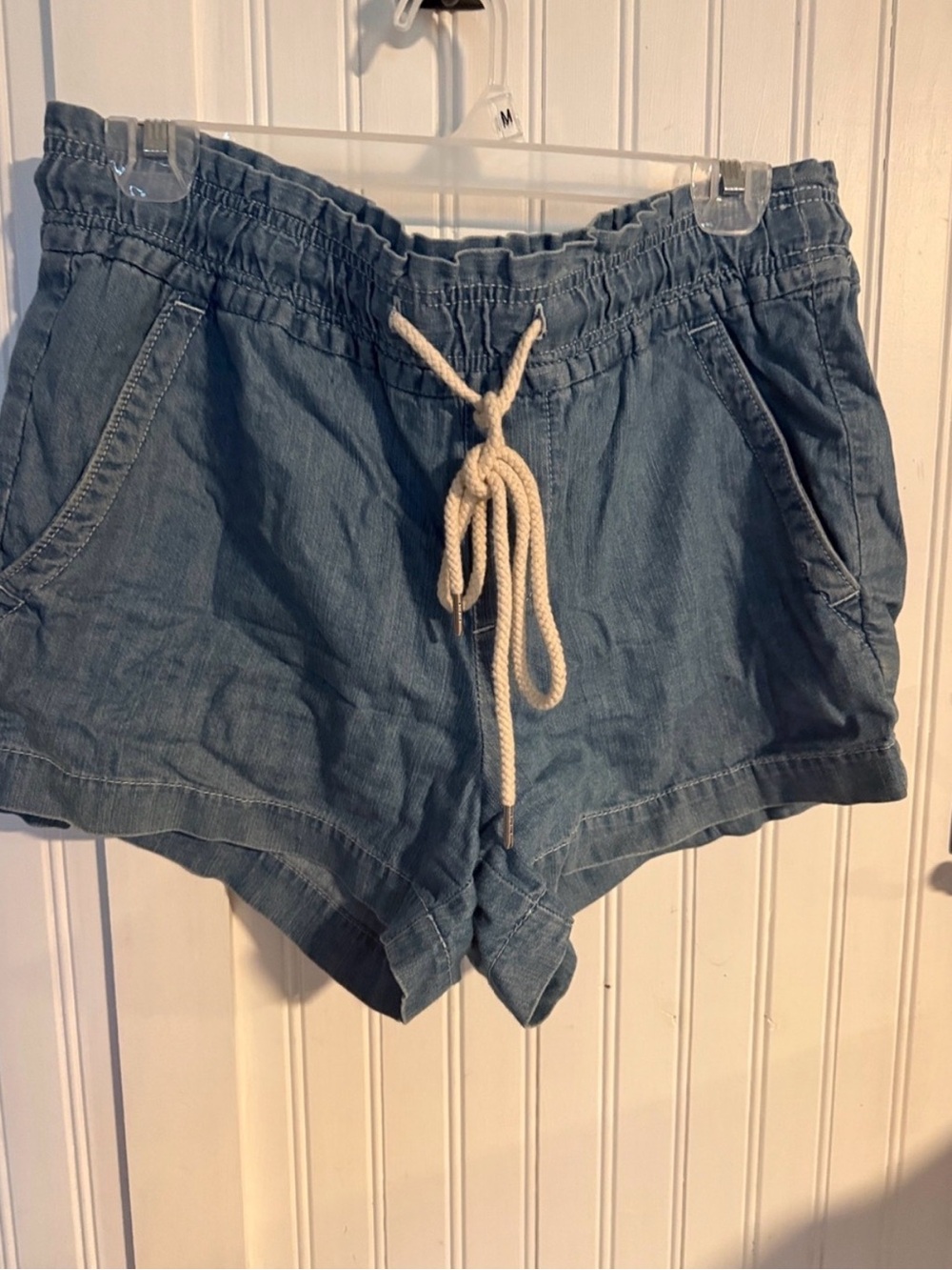 LOFT TWO PAIRS CHAMBRAY Drawstring Shorts & CREAM SHORTS
